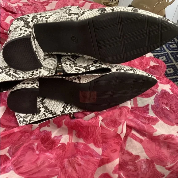Black & White Snakeskin Pattern Heeled Boots Various Sizes - Picture 9 of 10